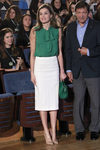 La Reina Letizia con blusa verde y falda de tubo blanca