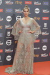 Natalia Sánchez con vestido largo de encaje