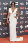 Elena Furiase con vestido blanco largo con cola