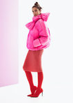 Sara Sampaio con plumífero rosa y falda roja para la colección otoño/invierno 2017/2018 de Pinko