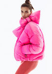 Sara Sampaio con plumífero rosa para la colección otoño/invierno 2017/2018 de Pinko