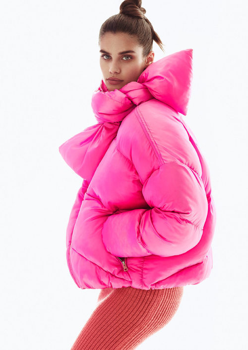 Sara Sampaio con plumífero rosa para la colección otoño/invierno 2017/2018 de Pinko