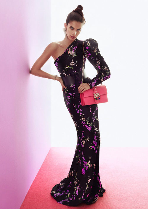 Sara Sampaio con vestido largo estampado para la colección otoño/invierno 2017/2018 de Pinko