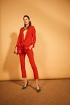 Blazer y pantalón rojos de la colección 'Heaven' de Dolores Promesas