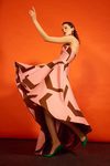 Vestido con estampado asimétrico de la colección 'Heaven' de Dolores Promesas