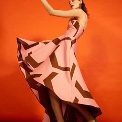 Vestido con estampado asimétrico de la colección 'Heaven' de Dolores Promesas