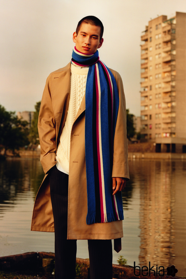 Gabardina en color crema de Uniqlo y Jw Anderson 2017
