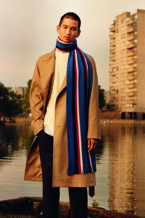 Gabardina en color crema de Uniqlo y Jw Anderson 2017