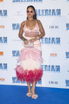 Rihanna con top con flecos y falda con plumas en tonos rosas