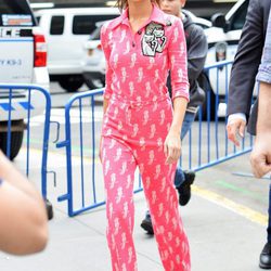 Selena Gomez arriesga con un mono estampado