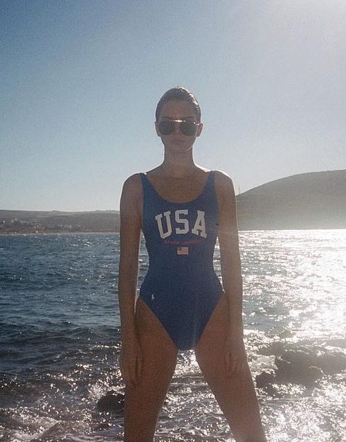 Kendall Jenner con bañador azul de USA