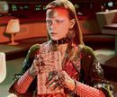 Vestido estampado y choker de la campaña otoño/invierno 2017/2018 de Gucci