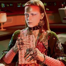 Vestido estampado y choker de la campaña otoño/invierno 2017/2018 de Gucci