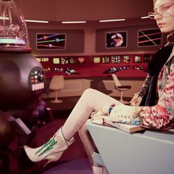 Chaqueta floral y botines blancos de la campaña otoño/invierno 2017/2018 de Gucci