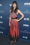 Jessica Biel con vestido multicolor
