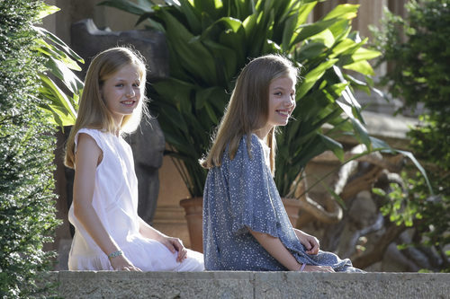 La Infanta Sofía y la Princesa Leonor con vestidos en el posado veraniego de Palma