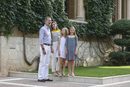 La Familia Real Española posando con looks veraniegos en el palacio de Marivent