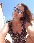 Paula Echevarría con un bañador y unas gafas de sol de espejo