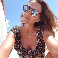 Paula Echevarría con un bañador y unas gafas de sol de espejo