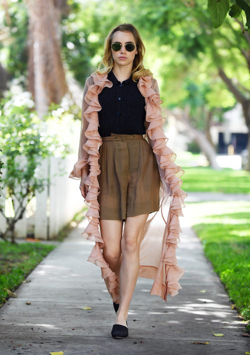 Suki Waterhouse con look vintage