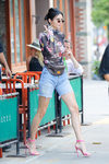 Kendall Jenner con blusa floral transparente y riñonera
