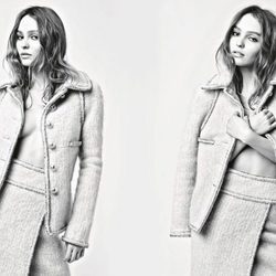 Lily-Rose Depp con chaqueta y falda de tweed de la colección otoño/invierno 2017 de Chanel