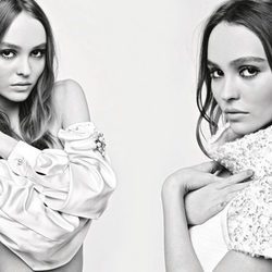 Lily-Rose Depp con crop top con perlas de la colección otoño/invierno 2017 de Chanel