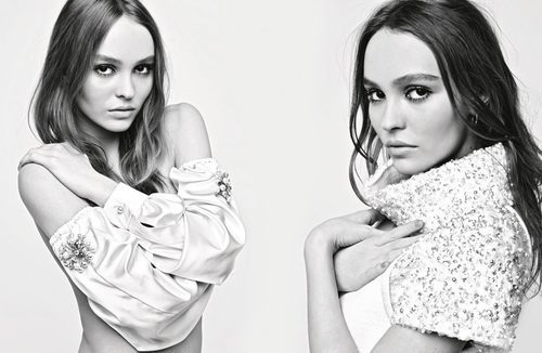 Lily-Rose Depp con crop top con perlas de la colección otoño/invierno 2017 de Chanel