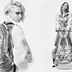 Lily-Rose Depp y Cara Delevingne con abrigo plateado de la colección otoño/invierno 2017 de Chanel