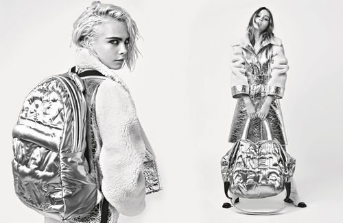 Lily-Rose Depp y Cara Delevingne con abrigo plateado de la colección otoño/invierno 2017 de Chanel