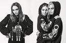 Lily-Rose Depp y Cara Delevingne con sudadera negra de la colección otoño/invierno 2017 de Chanel