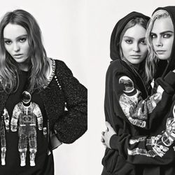 Lily-Rose Depp y Cara Delevingne con sudadera negra de la colección otoño/invierno 2017 de Chanel