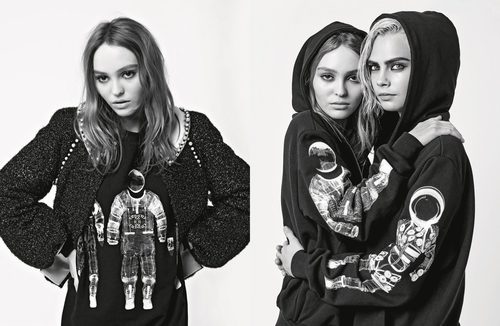 Lily-Rose Depp y Cara Delevingne con sudadera negra de la colección otoño/invierno 2017 de Chanel
