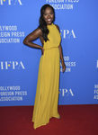 Aja Naomi King con vestido largo amarillo