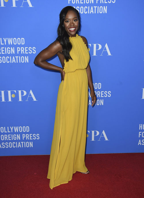 Aja Naomi King con vestido largo amarillo