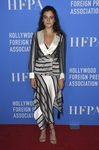 Jenny Slate con chaqueta y falda a juego