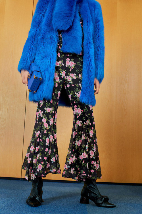 Pantalón floral acampanado de Uterqüe otoño/invierno 2017/2018