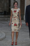 La Reina Letizia con vestido beige de Juan Duyos