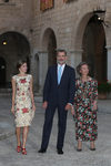 La Reina Letizia con vestido de Juan Duyos junto al Rey Felipe y a la Reina Sofía