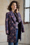 Abrigo morado de flores de la colección otoño/invierno 2017 de Trucco