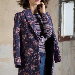 Abrigo morado de flores de la colección otoño/invierno 2017 de Trucco