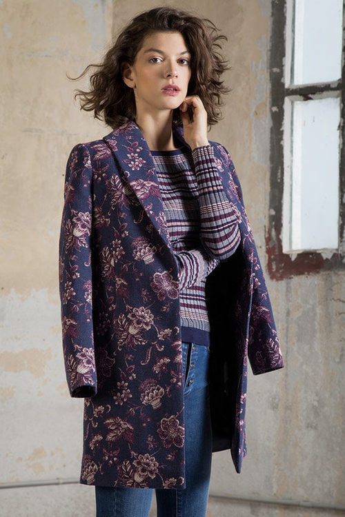 Abrigo morado de flores de la colección otoño/invierno 2017 de Trucco