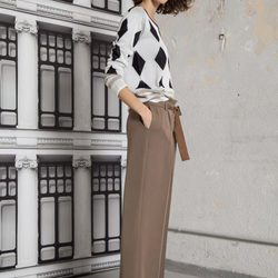 Jersey de rombos y pantalón beige de la colección otoño/invierno 2017 de Trucco