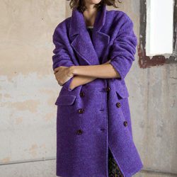 Abrigo morado de la colección otoño/invierno 2017 de Trucco