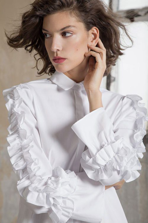 Blusa blanca con volantes de la colección otoño/invierno 2017 de Trucco