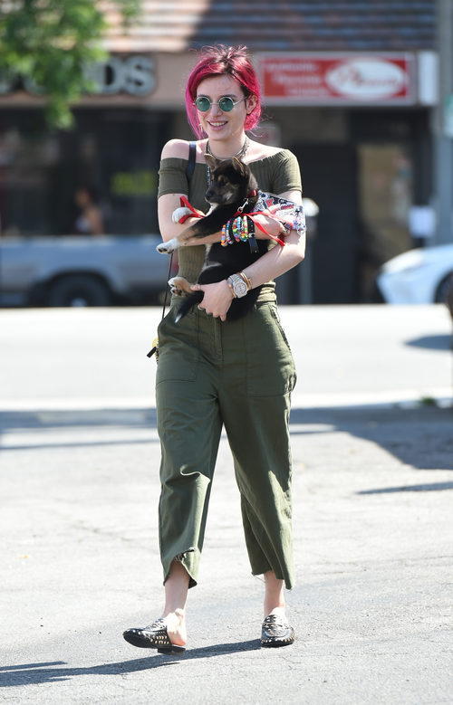 Bella Thorne con total look verde militar