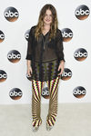 Willow Anwar con camisa con transparencias y pantalones estampados