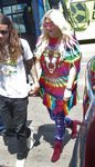 Kesha con look hippie multicolor