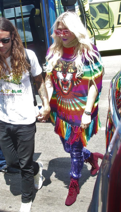 Kesha con look hippie multicolor