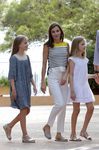La Reina Letizia con camiseta de Mango y pantalones de Massimo Dutti